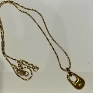 Elegant Gold Pendant Necklace
